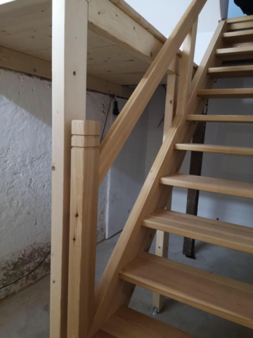 Kellertreppe aus Lerchenholz