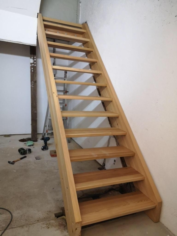 Kellertreppe aus Lerchenholz